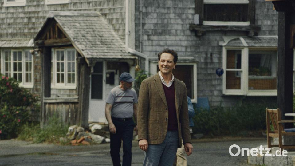 Möchte das Image seiner Insel nach vorn bringen: Bürgermeister Tom Loftis (Matthew Rhys) in der Apple-TV-Serie „Widow's Bay“. Bild: ---/Apple TV/dpa