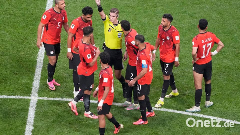 Schiedsrichter François Letexier zog den Unmut der ägyptischen Spieler auf sich. Bild: Chris Carlson/AP/dpa