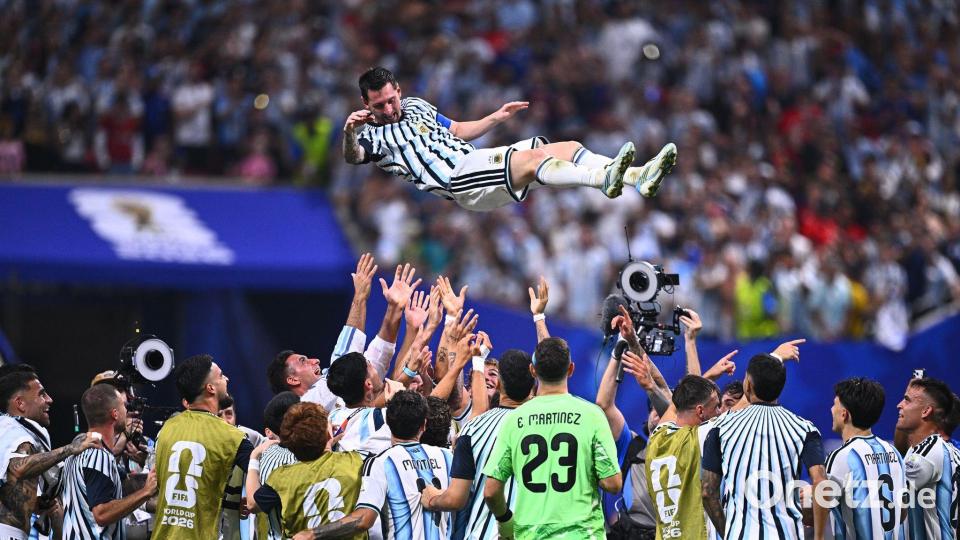 Nach dem Sieg wird Messi von seinen Mitspielern in die Luft geworfen. Bild: Tom Weller/dpa