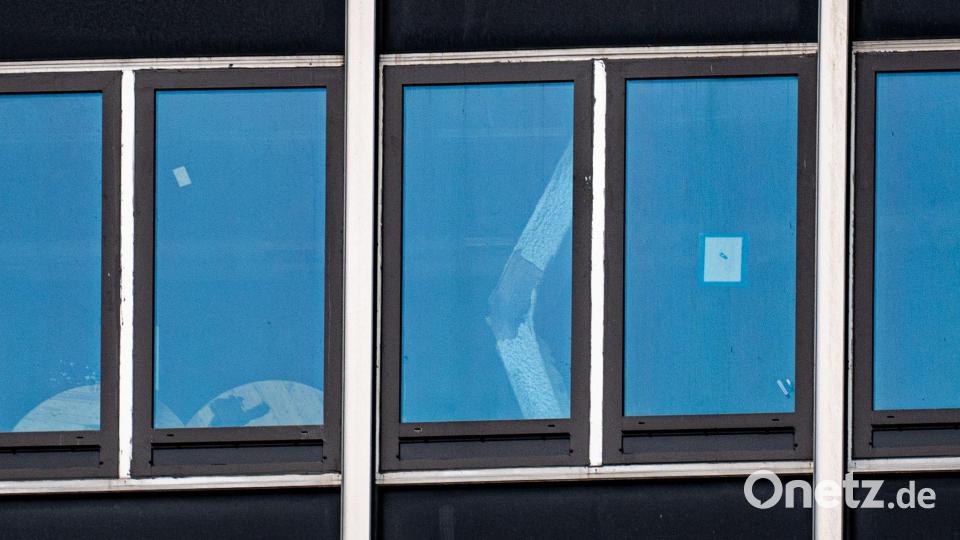 Ein eingeknickter Stützpfeiler ist durch ein Fenster zu sehen. Bild: Angelina Katsanis/AP/dpa