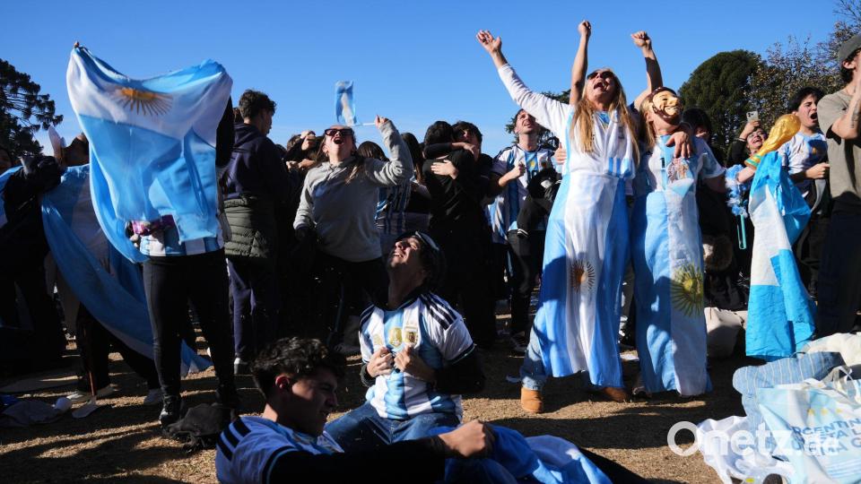 In Argentinien ist die Begeisterung nach dem dramatischen Sieg gegen Ägypten groß. Bild: Rodrigo Abd/AP/dpa