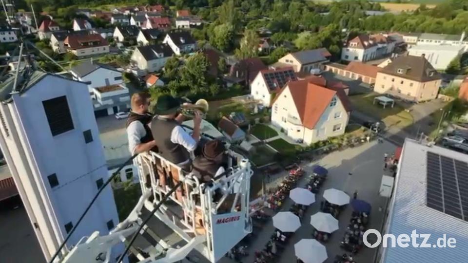 Der Korb mit den Musikanten reichte über den Turm der Feuerwehr hinaus. Unten sieht man Schirme und Bänke der Kirwa – die Besucher wurden gewissermaßen von oben bespielt. Bild: Feuerwehr Sulzbach-Rosenberg