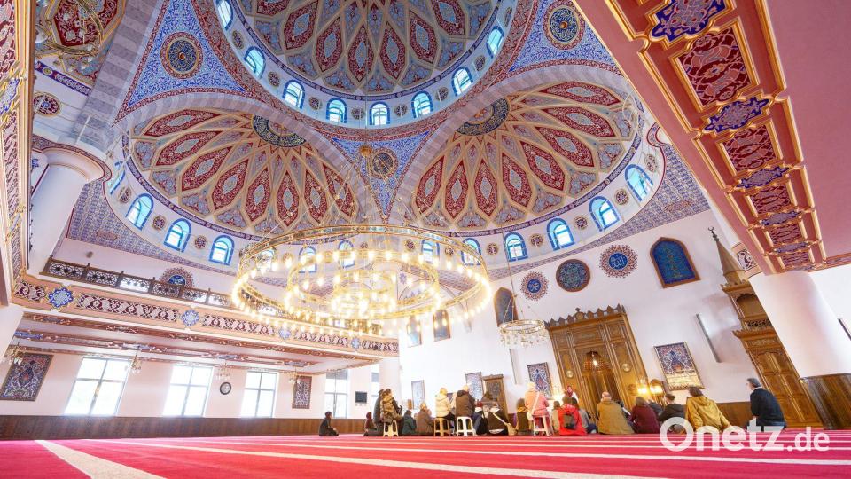 Besucher sitzen bei einer Führung in der DITIB-Merkez Moschee in Duisburg - Marxloh auf dem Teppich im Gebetsraum. (zu dpa: «Braucht es eine Imam-Ausbildung in Bayern?») Bild: Henning Kaiser