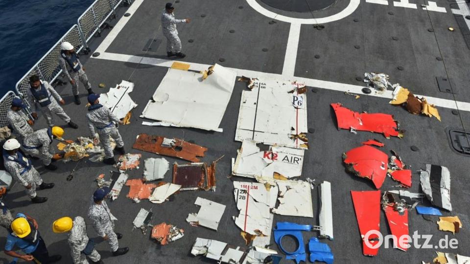 In einem von der pakistanischen Marine veröffentlichten Foto werden Trümmerteile des abgestürzten Frachtflugzeugs gezeigt. Bild: Uncredited/Pakistan Navy/AP/dpa