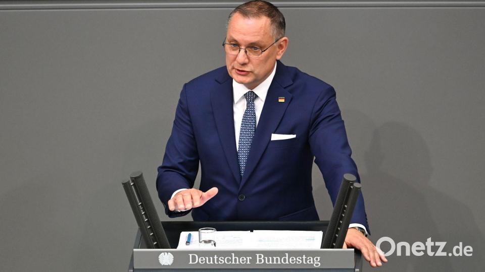 AfD-Chef Chrupalla kritisiert die Reformen und die Rüstungspolitik. Bild: Elisa Schu/dpa