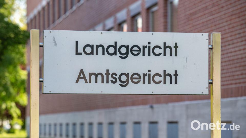 Vor dem Landgericht Landshut beginnt ein Prozess gegen einen Mann, der seine Frau im Beisein der gemeinsamen Kinder angegriffen und dann erstochen haben soll. (Archivbild) Bild: Armin Weigel/dpa