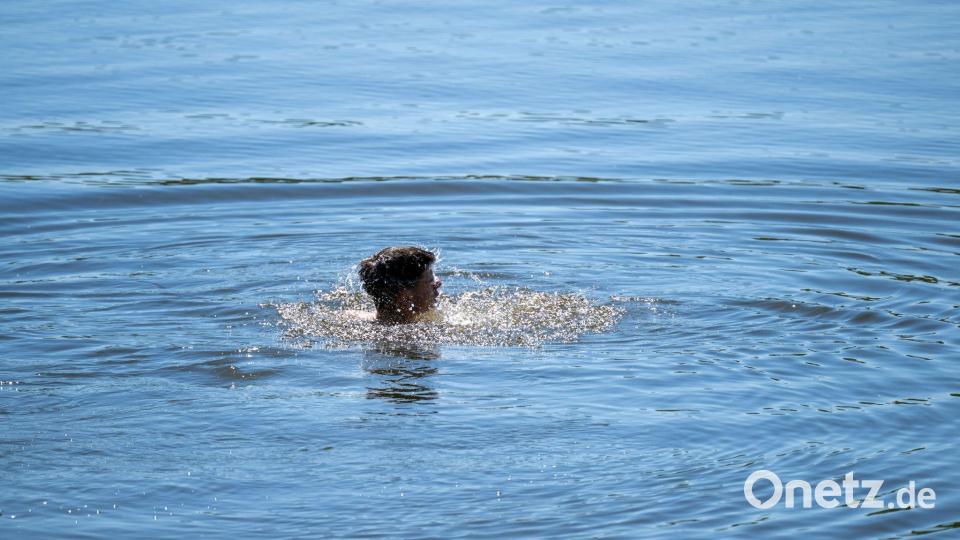 Wer Abkühlung am Wasser sucht, sollte möglichst nur an bewachten Badestellen schwimmen, seine Kräfte nicht überschätzen, auf Alkohol verzichten und Kinder immer im Auge behalten. (Archivbild) Bild: Pia Bayer/dpa