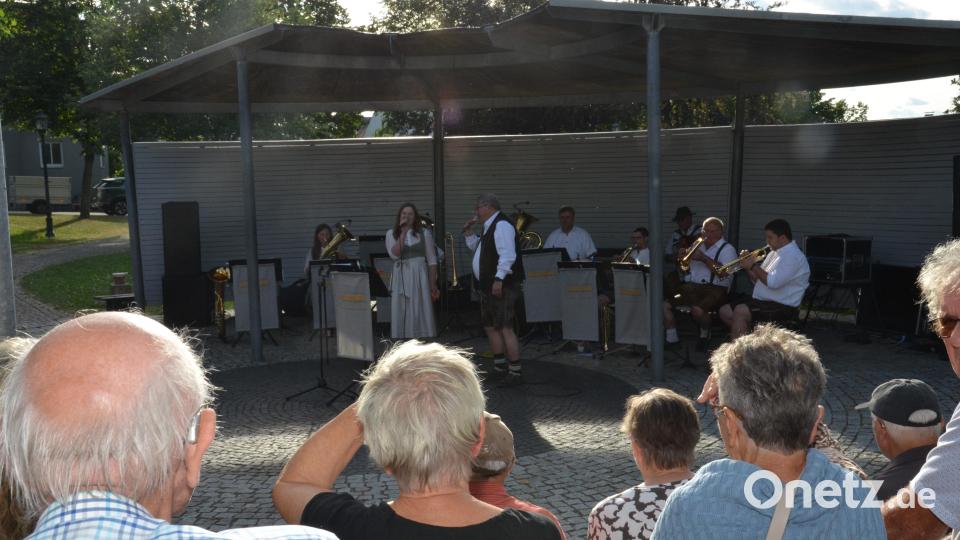 Die zehn Musiker der Gruppe "Blech G'misch" unter Leitung von Felix Griesbach bewiesen beim Serenadenabend im Stadtpark ihre Vielseitigkeit. Bild: Elisabeth Dobmayer