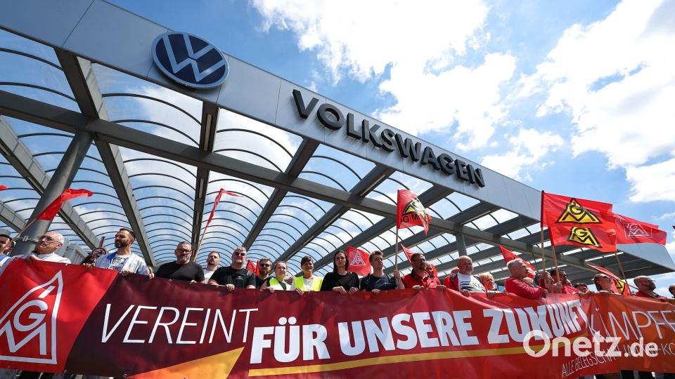 Protest vor dem VW-Werk: Beschäftigte von Volkswagen beteiligen sich an einer Aktion der IG Metall. Bild: Jan Woitas/dpa