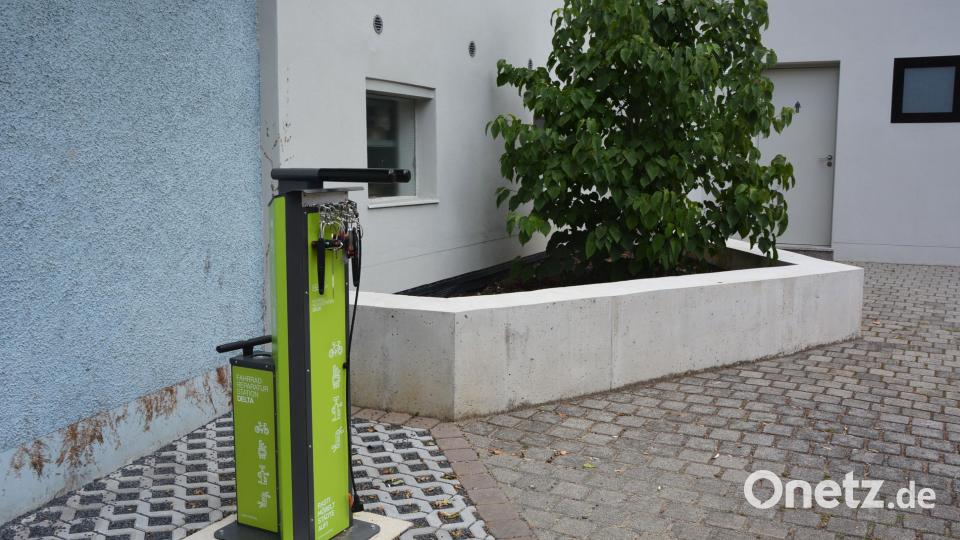Neu ist eine Fahrrad-Reparaturstation am Großparkplatz, Nähe öffentliche Toilette. Sie ist allen Radfahrern kostenlos zugängig. Bild: Josef Rosner