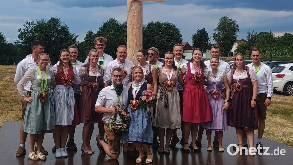 Das Austanzen des Kirwabaumes endete mit der Kür von Stefanie Wunschel und Alexander Braun (beide kniend) zum Ober-Kirwapaar. Auf Initiative von Brauns Papa Sepp tanzten 2008 nach 60-jähriger Pause erstmals wieder Weiherer Kirwapaare den Kirwabaum aus. Bild: Niggi Kunze