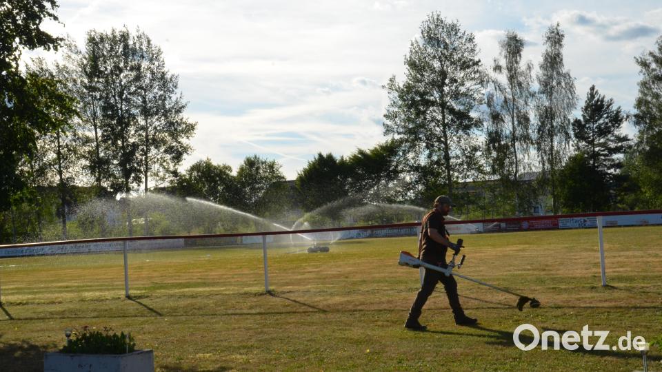 Kaum ein Tag vergeht, an dem nicht Arbeiten auf dem Sportplatz anstehen. Der Sportrasen will gepflegt werden. Bild: Elisabeth Dobmayer