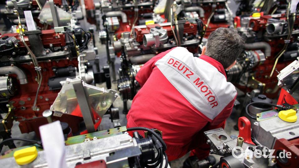 Ein Deutz-Mitarbeiter in der Kölner Motorenproduktion. (Archivbild) Bild: Rolf Vennenbernd/dpa