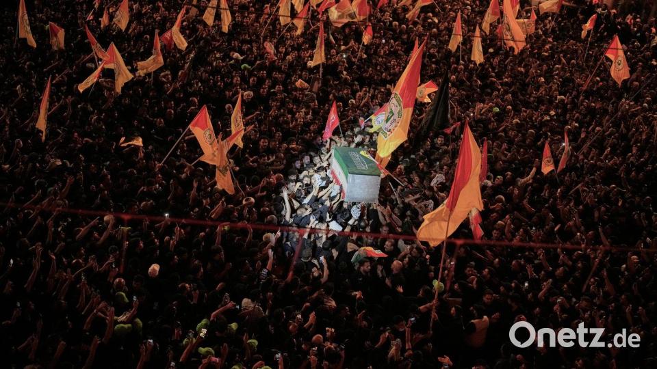Der Sarg des verstorbenen iranischen Obersten Führers Ajatollah Ali Chamenei wird am frühen Donnerstag umgeben von Trauernden, vor dem Imam-Hussein-Schrein in Karbala im Irak getragen. Bild: Khalil Hamra/AP/dpa