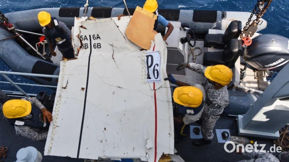 Auf dem Trümmerteil der abgestürzten Frachtmaschine ist ein Teil einer Aufschrift zu erkennen. Bild: Uncredited/Pakistan Navy/AP/dpa