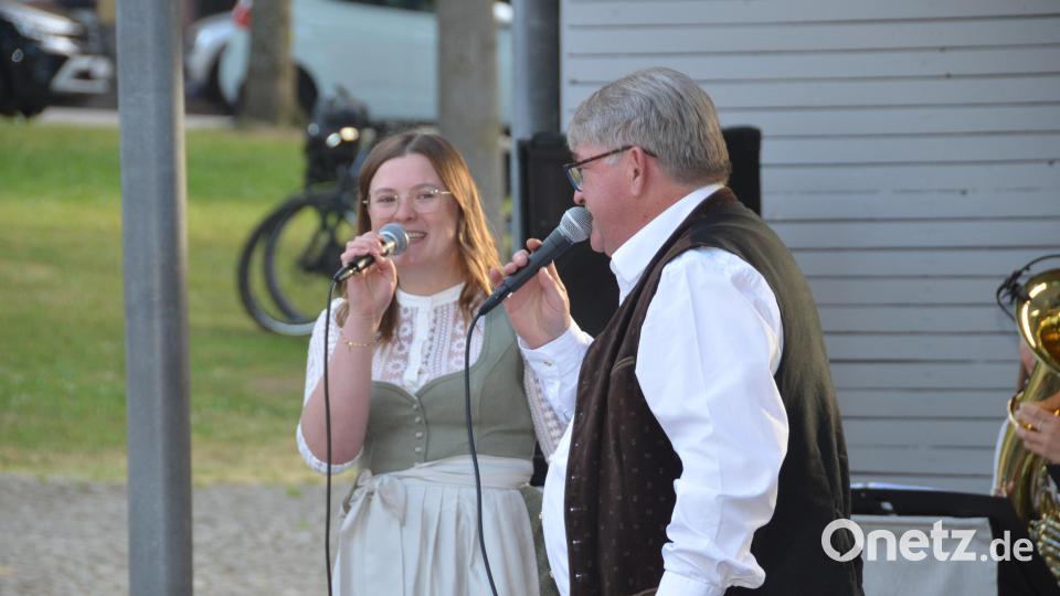 Hannah Griesbach und Hans-Peter Reil sind die unverwechselbaren Stimmen der Gruppe "Blech G'misch", die sich spielend in die Herzen der Zuhörer sangen. Bild: Elisabeth Dobmayer