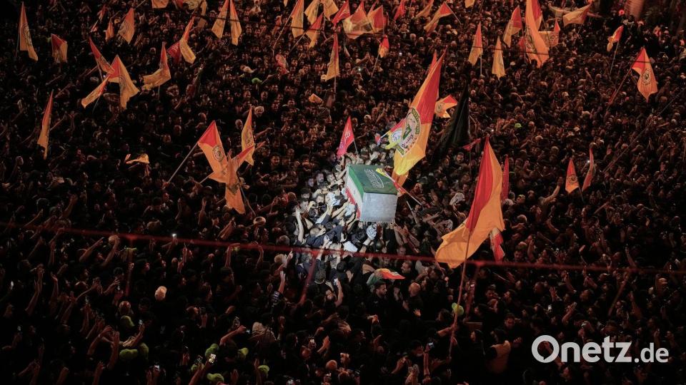 Auch im Nachbarland Irak, wo viele Schiiten leben, folgten Menschenmassen den Trauerfeiern für Irans getötetes Staatsoberhaupt. Bild: Khalil Hamra/AP/dpa