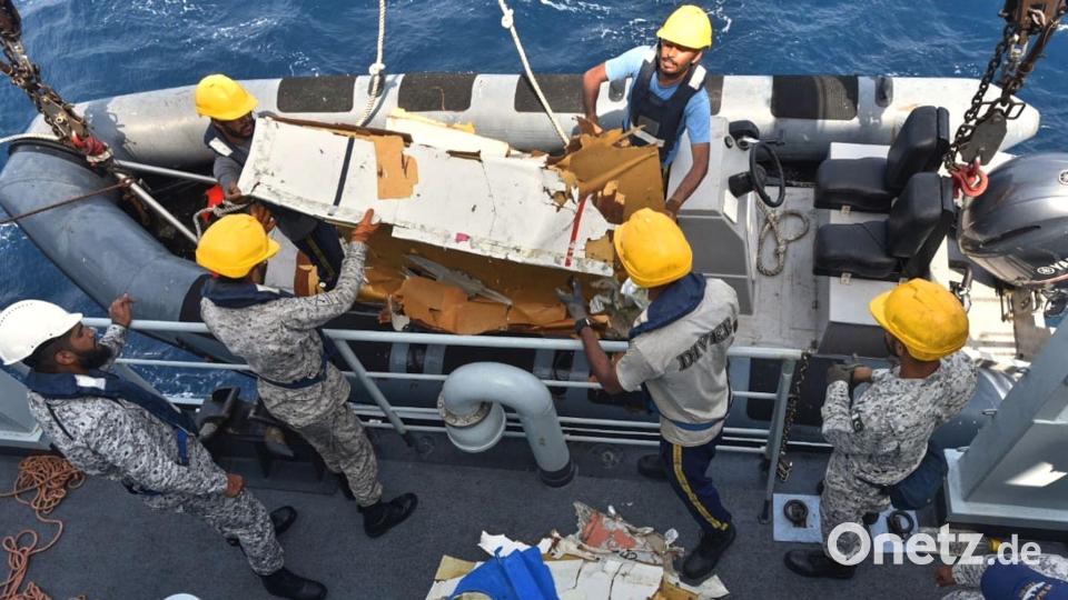 Stück für Stück heben die Einsatzkräfte die Trümmerteile aus dem Meer. Bild: Uncredited/Pakistan Navy/AP/dpa