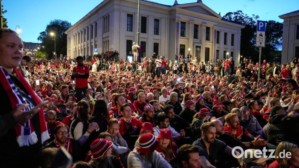 So wie hier beim Achtelfinale wird es wohl auch am Samstag wieder in der Innenstadt von Oslo aussehen. (Archivbild) Bild: Terje Bendiksby/NTB/dpa