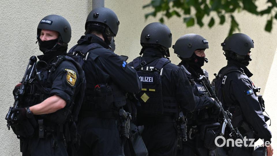 Schwerbewaffnete Polizisten waren am Mittwoch Welfen-Gymnasium in Schongau im Einsatz. Bild: Lennart Preiss/dpa