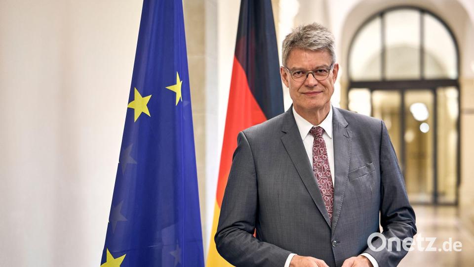 Auch bei der Bahn stelle man sich immer stärker auf Hitzeschutz ein, so Schnieder. Bild: Michael Ukas/dpa