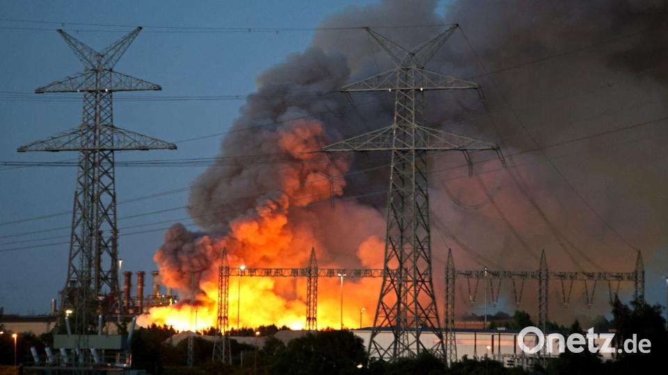 Ein großer Schrottberg steht in Salzgitter in Flammen. Bild: Matthias Bein/dpa