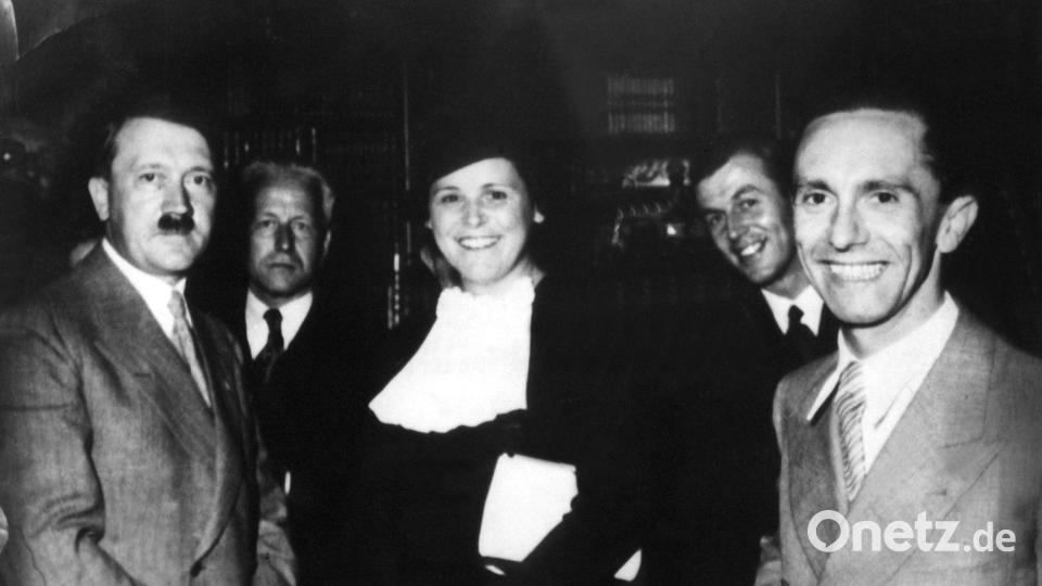 Adolf Hitler zu Besuch bei Winifried Wagner, der Großmutter der heutigen Festspiel-Chefin. (Archivbild) Bild: picture alliance / dpa