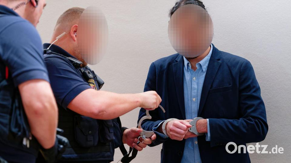 Der Angeklagte muss zehn Jahre in Haft Bild: Uwe Anspach/dpa