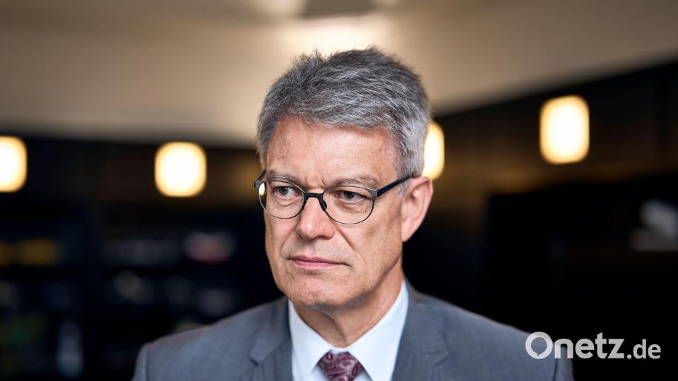 „Der beste Hitzeschutz ist, technisch auf dem neuesten Stand zu sein“: Bundesverkehrsminister Patrick Schnieder. Bild: Michael Ukas/dpa