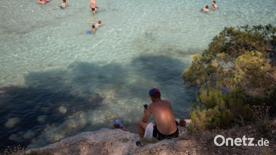 Menschen genießen das Meer auf Mallorca Temperaturen von fast 40 Grad. Bild: Clara Margais/dpa