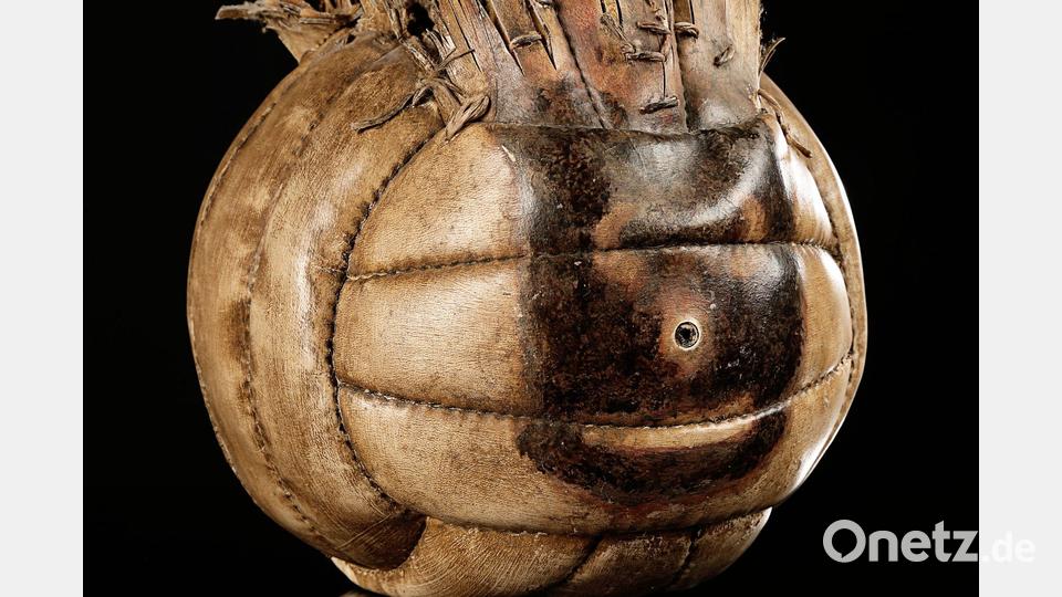 Der bekannteste Volleyball der Welt? Wilson aus dem Film „Cast Away“. (Archivbild) Bild: Prop Store/Propstore.Com/dpa
