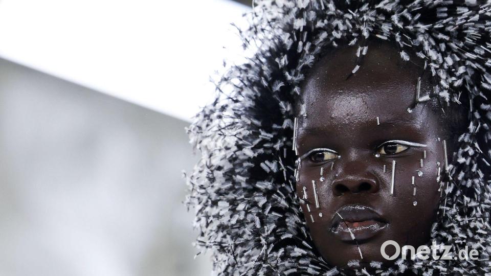 Blickfang auf der Pariser Modewoche: Ein Model präsentiert eine Kreation von Celia Kritharioti. Bild: Behrouz Mehri/AFP/dpa