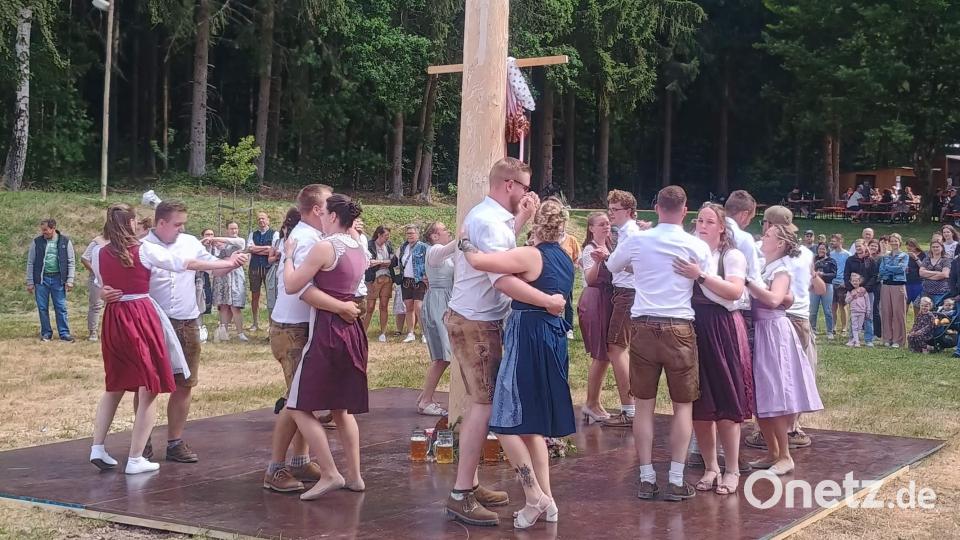Ob Fensterl, Kutsch’n, Zwiefacher, Siebenschritt oder Sternpolka – die Weiherer Kirwapaare „wor’n wieda sauguat drauf“, so Tanzlehrer und Kreisheimatpfleger Dieter Kohl. Bild: Nicole Kunze