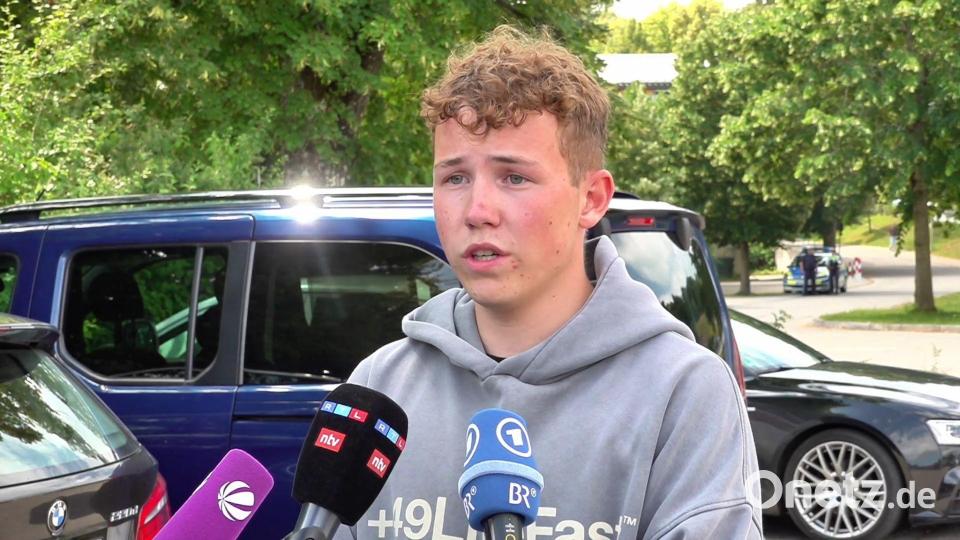 Schüler Levi Lachmann berichtete, wie Mitschüler den beiden verletzten Mädchen halfen. Bild: Jason Tschepljakow/dpa