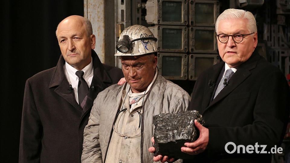 Bergmann Jürgen Jakubeit übergab 2018 das letzte Stück Kohle an Bundespräsident Steinmeier. (Archivbild) Bild: Oliver Berg/dpa