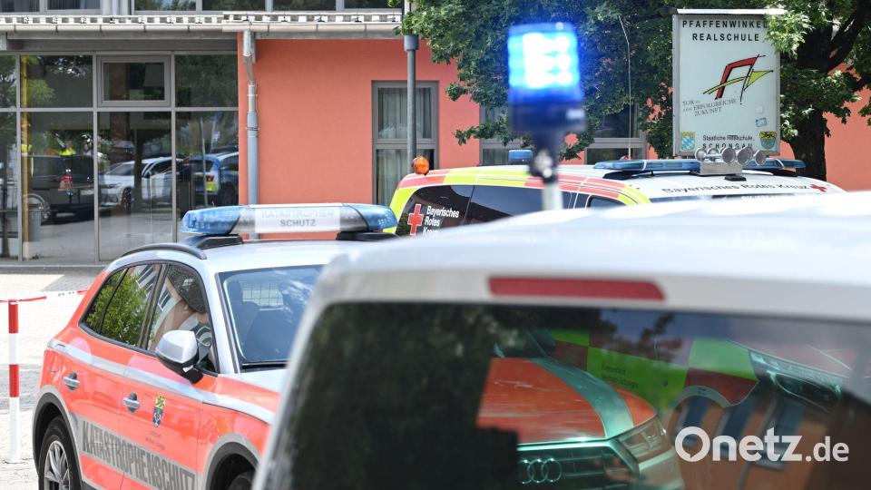 Einsatzwagen auf dem Schulhof. Bild: Lennart Preiss/dpa