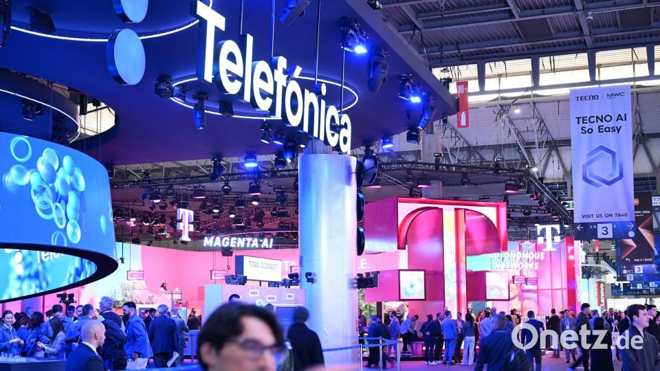 Der Messestand des spanischen Mutterkonzerns Telefónica beim Mobile World Congress (MWC) in Barcelona, direkt neben dem Messestand der Deutschen Telekom. Bild: Wolf von Dewitz/dpa