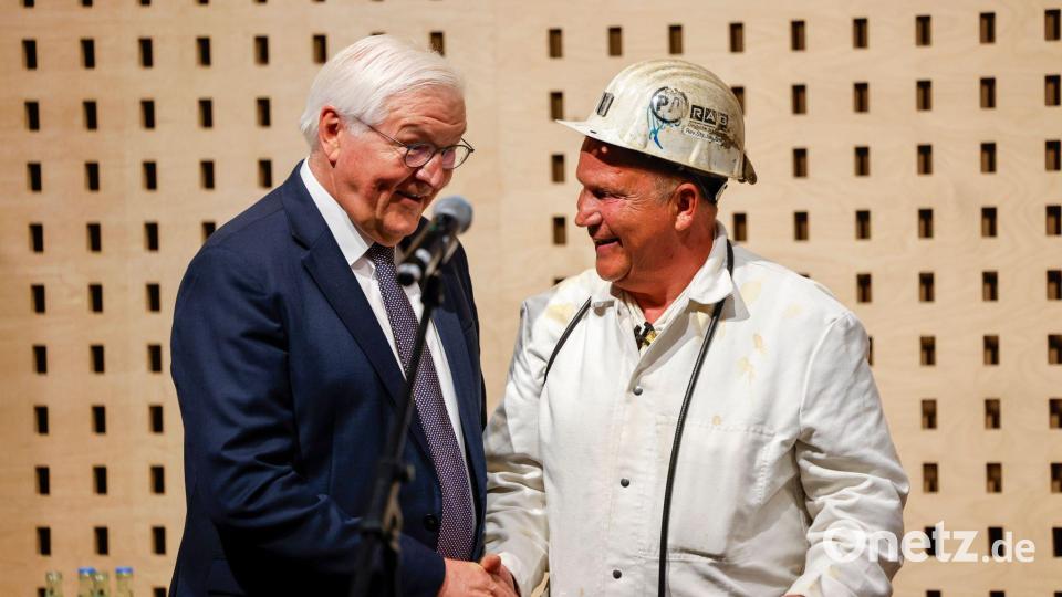 Bundespräsident Frank-Walter Steinmeier brachte das letzte Stücke Steinkohle mit nach Bonn. Bild: Thomas Banneyer/dpa
