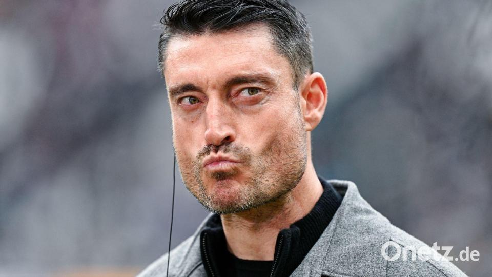 Hatte bei Eintracht Frankfurt keinen Erfolg - und immer mal wieder heftig irritiert: Trainer Albert Riera. (Archivbild) Bild: Uwe Anspach/dpa