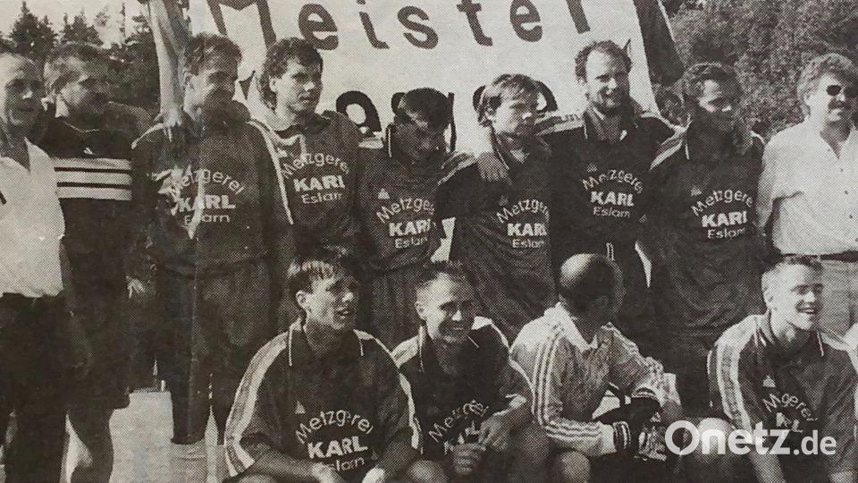 So sehen Meister aus. Da werden bestimmt bei vielen Spielern die Erinnerungen an das Jahr 1999 wach. Bild: Zeitungsarchiv/exb