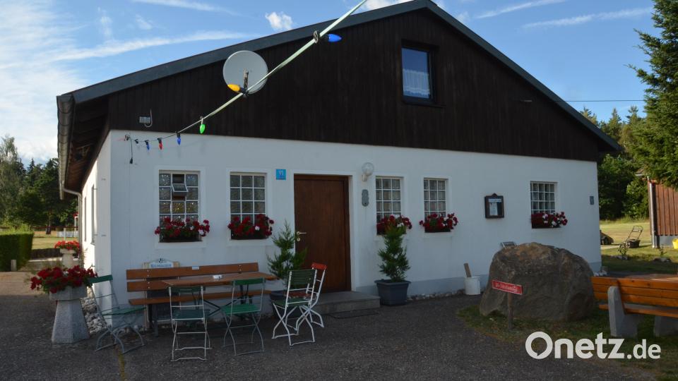 An diesem Wochenende wird in Pfrentsch groß gefeiert. Der Sportverein besteht seit 50 Jahren. Rund um das Vereinsheim wird noch fleißig gewerkelt und alles für das Fest vorbereitet. Bild: Elisabeth Dobmayer