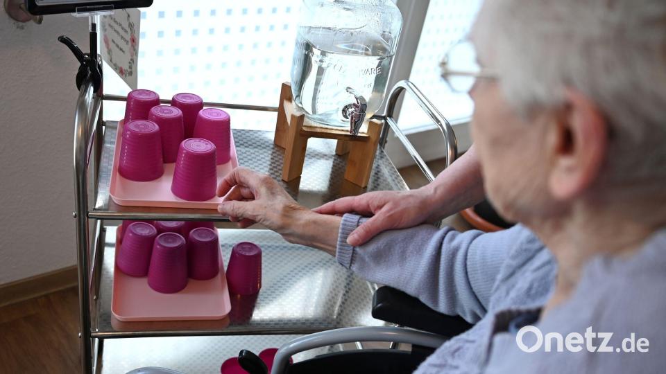 Besonders ältere Menschen sollten genügend trinken. (Archivbild). Bild: Elisa Schu/dpa