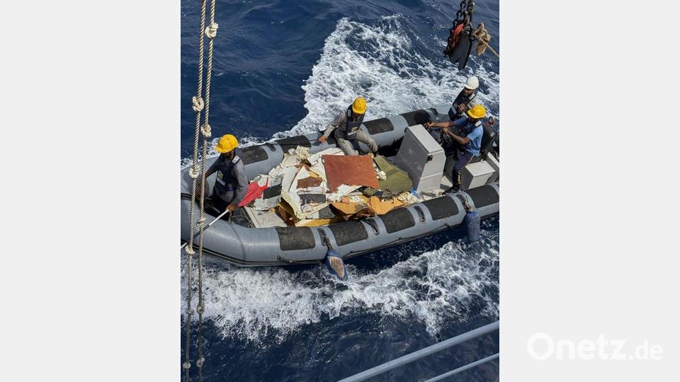 Der Wellengang erschwert die Arbeiten. Bild: Uncredited/Pakistan Navy/AP/dpa