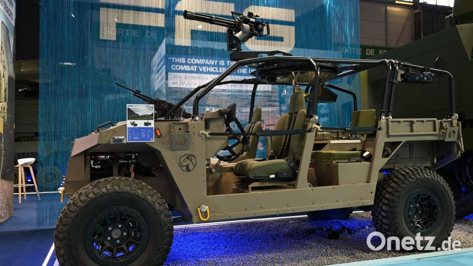 FFG-Messestand bei der Waffenmesse Eurosatory im Juni, hier ist ein Militärjeep zu sehen. (Archivbild) Bild: Wolf von Dewitz/dpa