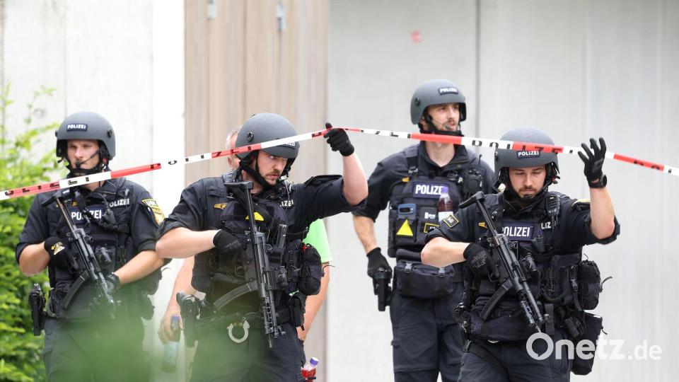 Polizisten auf dem Schulgelände. Bild: Karl-Josef Hildenbrand/dpa
