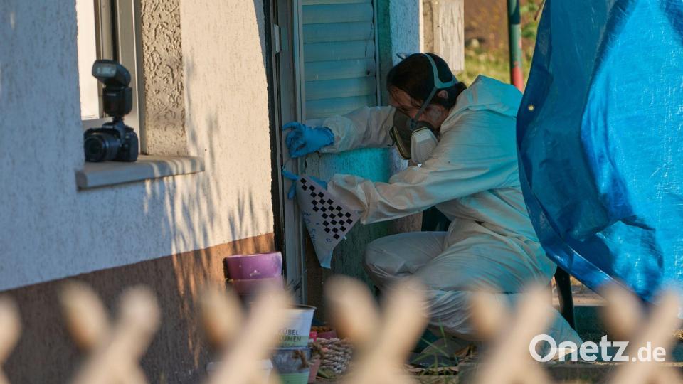 An dem Wohnhaus wurden am Abend Spuren gesichert. Bild: Sascha Ditscher/dpa