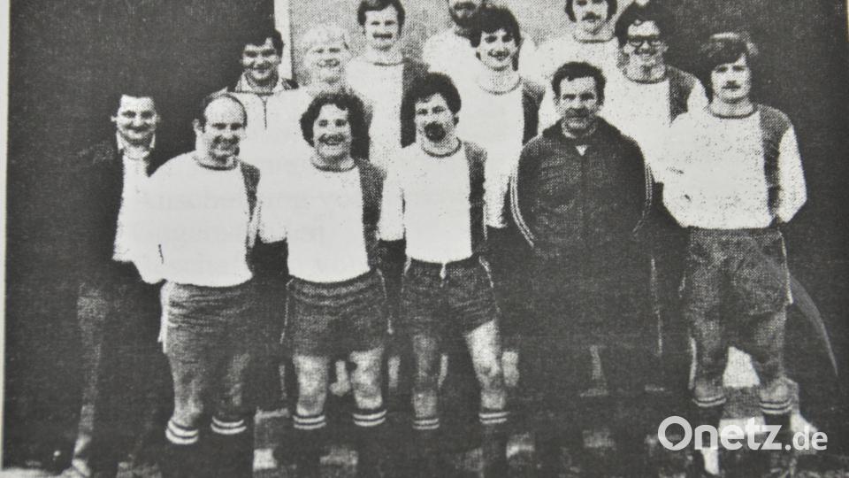 Diese Fußballer bestritten das erste Verbandsspiel in der C-Klasse. In der ersten Reihe von links nach rechts: Theo Grötsch, Rudi Eschenbecher, Siegfried Preßl, Josef Rauch und Hans Preßl. In der zweiten Reihe von links nach rechts: Hans Preßl, Manfred Scholz, Georg Bauer, Gerhard Voit, Josef Hierold und Ewald Zetzl und in der dritten Reihe sind es Herbert Forster und Ewald Dengler. Bild: SV Pfrentsch/exb