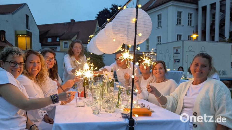 Diese Tischrunde feierte das Dinner in Weiß in Waldsassen in der Dämmerung mit Wunderkerzen. Bild: Paul Zrenner