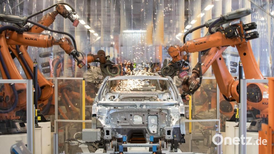 Traditionell bekam Kuka viele Aufträge von Autobauern. Die Krise beim Automarkt trifft nun auch den Zulieferer. (Archivbild) Bild: Jörg Sarbach/dpa