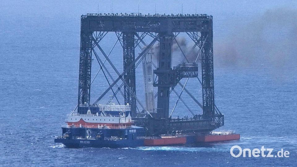 Spezielle Metallhaken klappten einem Medienbericht zufolge aus und griffen in die gespannten Seile der Fangvorrichtung. Bild: Xing Guangli/Xinhua News Agency via AP/dpa